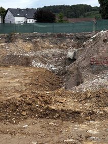 Baugrube Baugrube mit Grundsteinmauer
