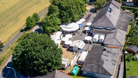 Luftbild der Gemeindehalle während des Schützenfest 2018